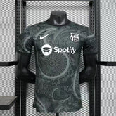 camisa-barcelona-edição-especial-2024-25-jogador-nike-masculino-preta-e-branca-1