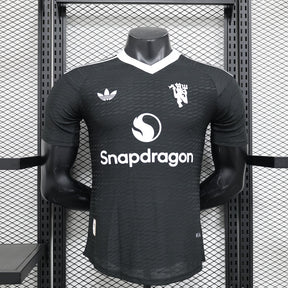 camisa-manchester-united-2024-25-jogador-adidas-masculino-preta-e-branca-1