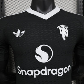 camisa-manchester-united-2024-25-jogador-adidas-masculino-preta-e-branca-3