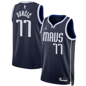 camisa-nba-luka-dončić-dallas-mavericks-2023-edição-de-impacto-azul-marinho-1