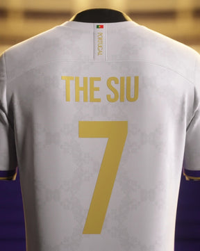 camisa-real-madrid-24-25-edição-especial-the-siu-ronaldo-branca-com-dourado-3
