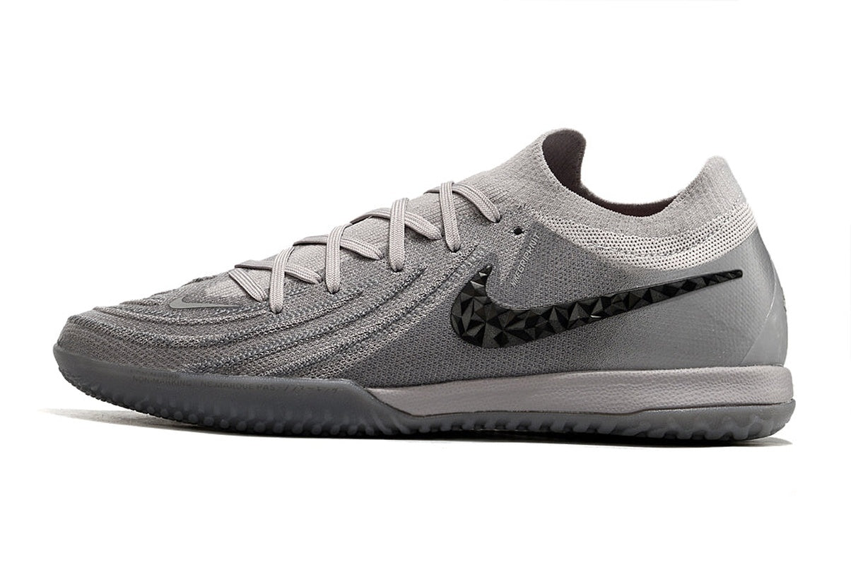 chuteira-futsal-nike-phantpm-gx-2-elite-tf-cinza-e-preta-rising-gem-pack-1