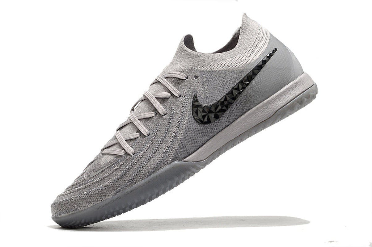 chuteira-futsal-nike-phantpm-gx-2-elite-tf-cinza-e-preta-rising-gem-pack-6