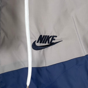 corta-vento-nike-sportswear-branca-e-preta-3