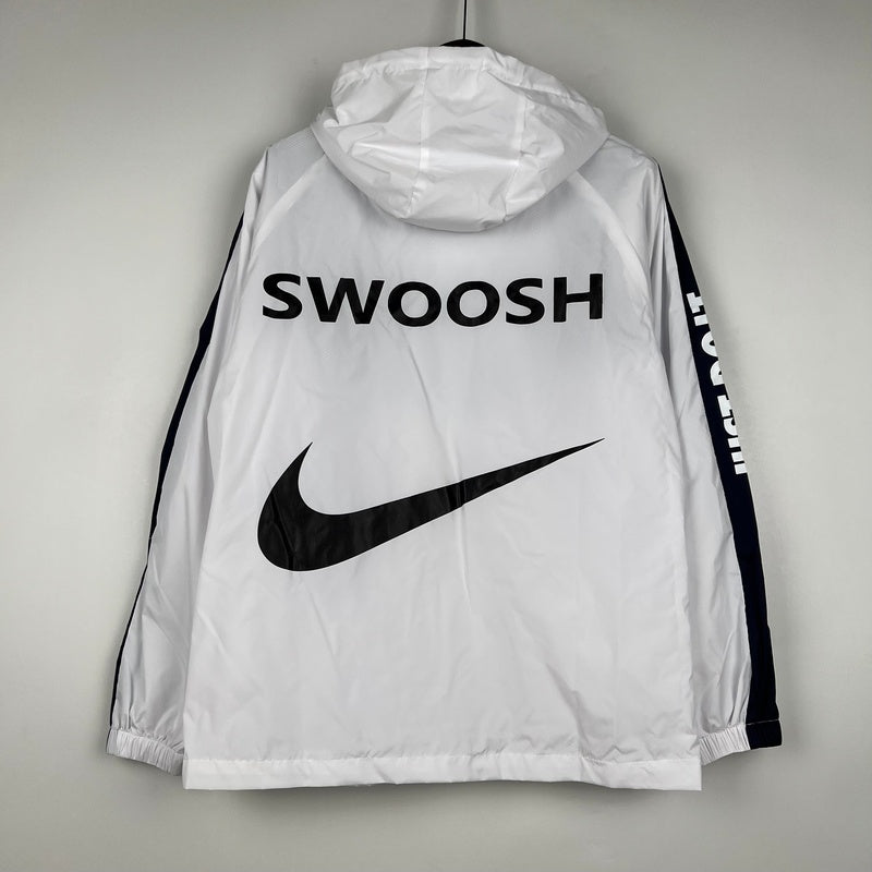 corta-vento-nike-sportswear-branca-e-preta-7