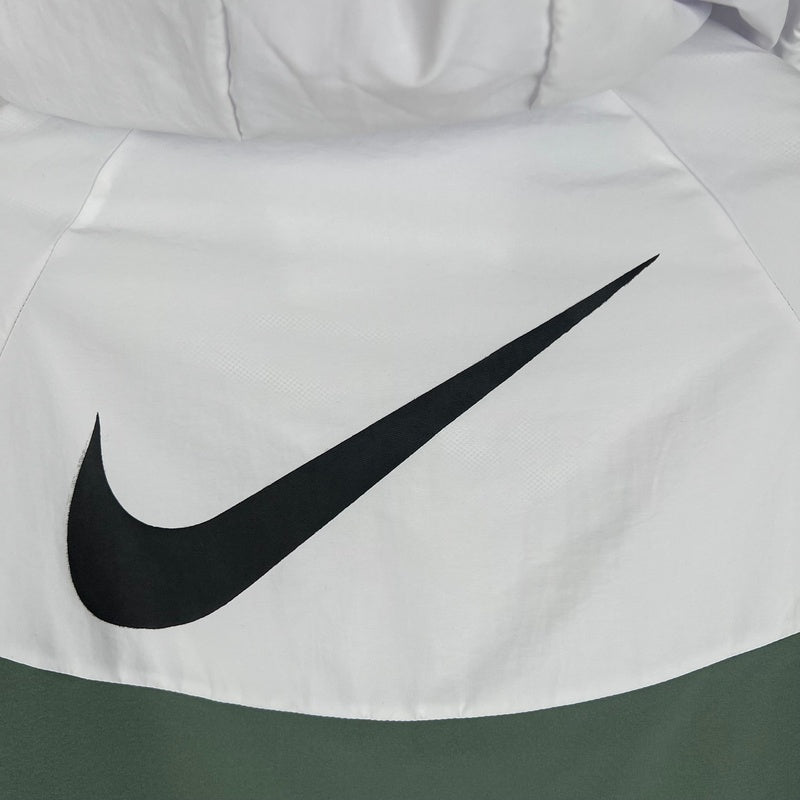corta-vento-nike-sportswear-branca-e-verde-2