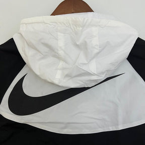 corta-vento-nike-sportswear-preto-e-branco-3