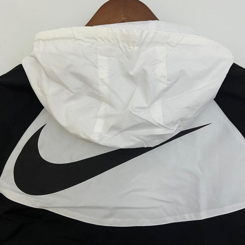 corta-vento-nike-sportswear-preto-e-branco-3
