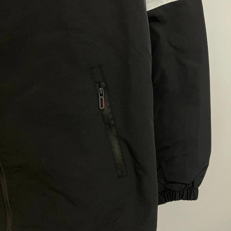 corta-vento-nike-sportswear-preto-e-branco-4