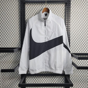 corta-vento-nike-swoosh-branco-e-preto-1