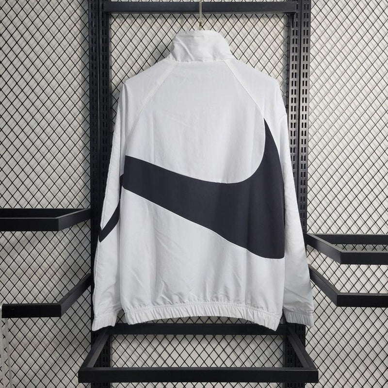 corta-vento-nike-swoosh-branco-e-preto-6