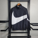 corta-vento-nike-swoosh-preto-e-branco-1