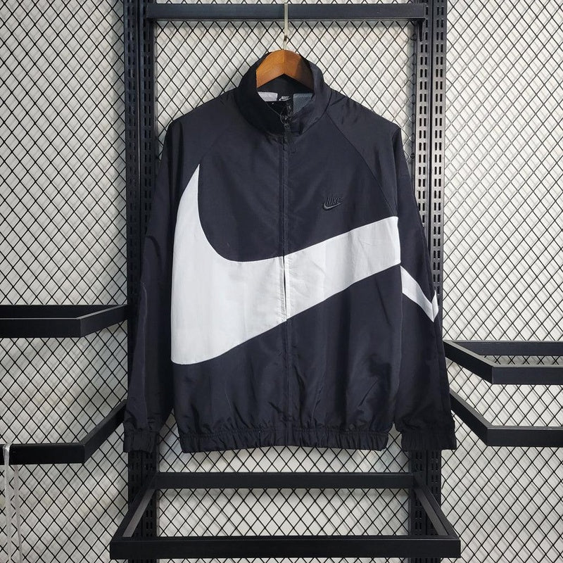corta-vento-nike-swoosh-preto-e-branco-1