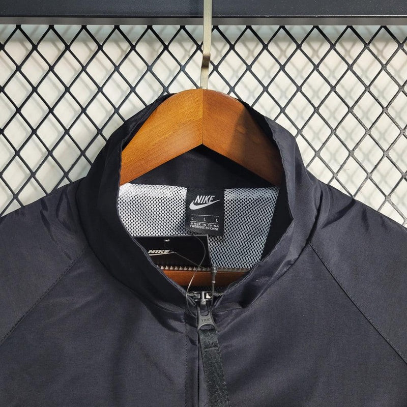 corta-vento-nike-swoosh-preto-e-branco-2