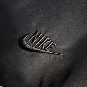 corta-vento-nike-swoosh-preto-e-branco-3
