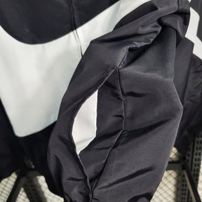 corta-vento-nike-swoosh-preto-e-branco-4