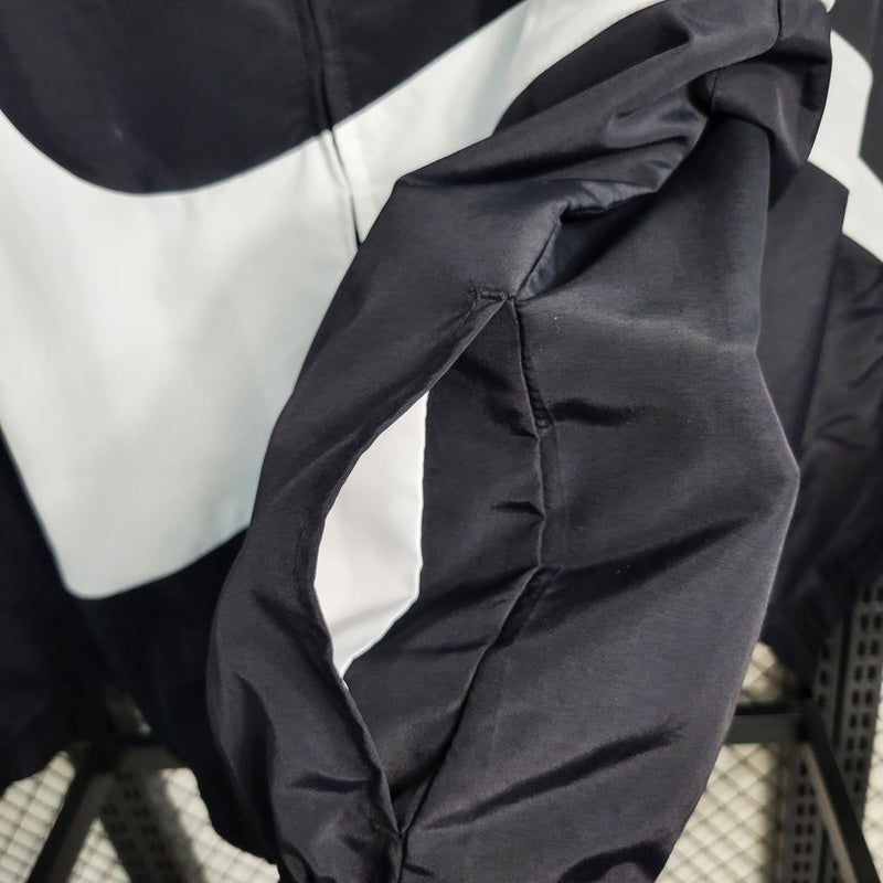 corta-vento-nike-swoosh-preto-e-branco-4