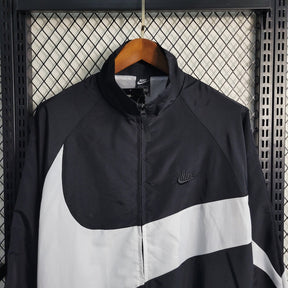 corta-vento-nike-swoosh-preto-e-branco-6